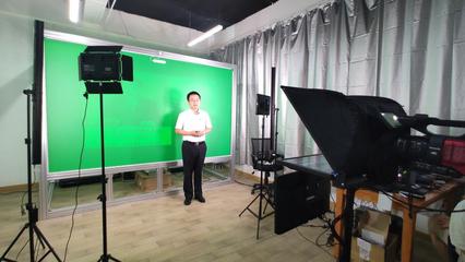 我校創客中心自助式微課錄播室建成并投入使用，融合攝影擴印服務，賦能創新教育